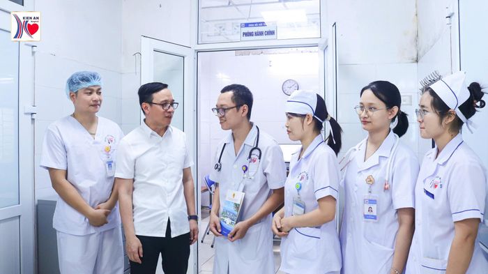 Lãnh đạo TP Hải Phòng thăm, động viên các kíp trực Bệnh viện Kiến An. Ảnh: BVKA.