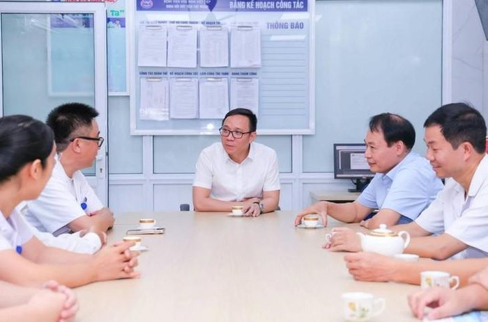 Ông Đào Trọng Đức Phó Chủ tịch UBND thành phố đến thăm, động viên cán bộ, nhân viên y tế Bệnh viện Hữu nghị Việt Tiệp. Ảnh: V.Duyên.