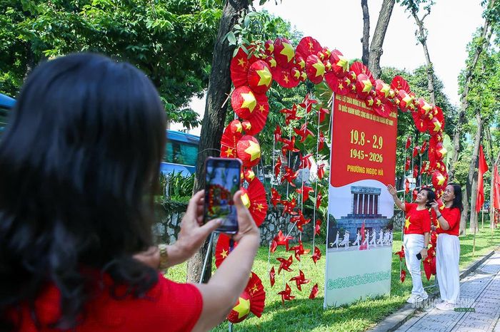 Lưu giữ khoảnh khắc bên không gian trang trí chào mừng Quốc khánh 2/9. Ảnh: T.Anh.