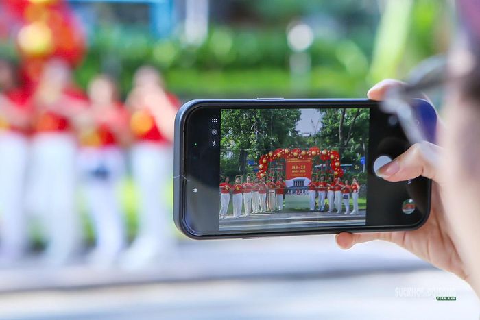 Ghi lại hình ảnh bạn bè bên điểm check-in. Ảnh: T.Anh.