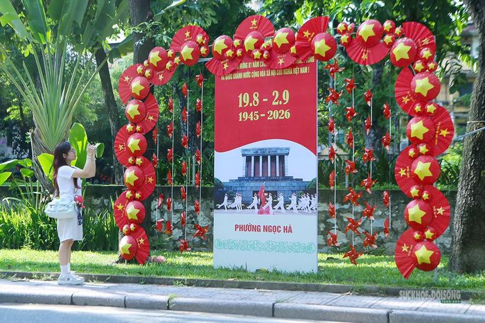 Một bạn trẻ ghi lại hình ảnh tiểu cảnh rực rỡ sắc đỏ trên phố Kim Mã. Ảnh: T.Anh.