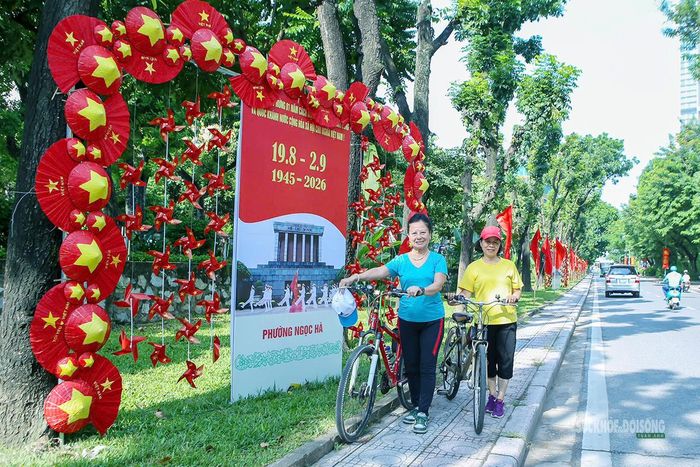 Người dân chụp ảnh bên pano trên phố Kim Mã. Ảnh: T.Anh. 