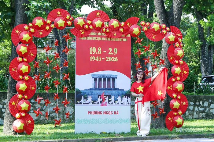 Sắc đỏ cờ Tổ quốc trở thành phông nền nổi bật cho những bức ảnh kỷ niệm. Ảnh: T.Anh.
