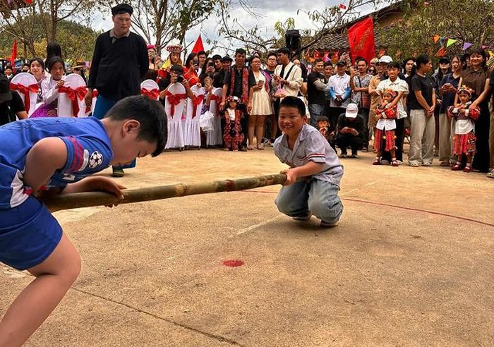 Các cháu thiếu niên đang chơi môn đẩy gậy tại Lễ hội. Ảnh: N.H.
