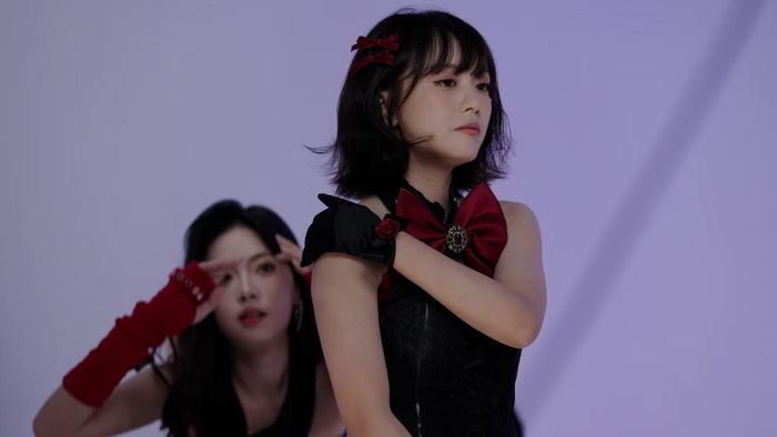 Các "idol live" phải trình diễn hàng giờ liền, đôi khi lặp đi lặp lại một động tác.