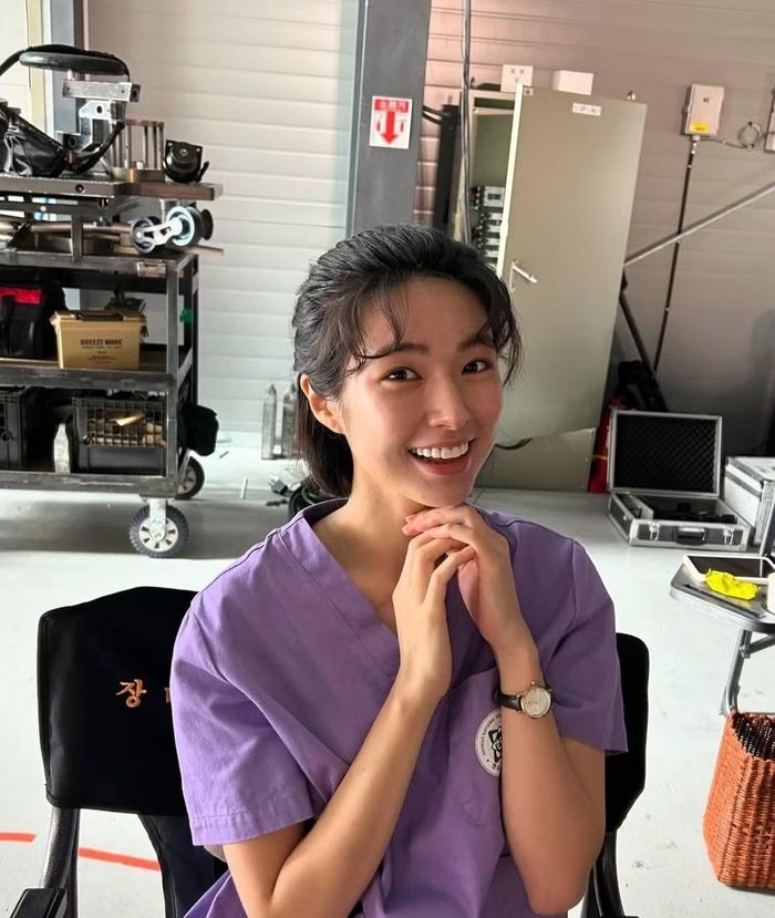 Ha Young đóng vai y tá trong Trung Tâm Chăm Sóc Chấn Thương.