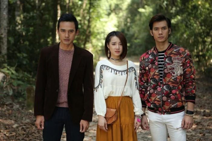 Nhan Phúc Vinh và Nhã Phương quen biết từ khi còn học ở trường ĐH Sân khấu Điện ảnh, từng đóng chung phim Dòng Sông Định Mệnh (2009), Thám Tử Miệt Vườn (2015).