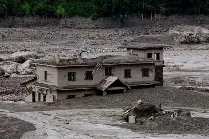 Một ngôi nhà ngập trong lũ bùn ở huyện Nuwakot (Nepal) hôm 26.8 ẢNH: REUTERS
