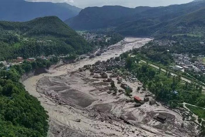 Các ngôi nhà bị hư hại trên đường lũ quét gần bờ sông Trishuli ở đoạn đi qua huyện Nuwakot hôm 26.8 ẢNH: AP