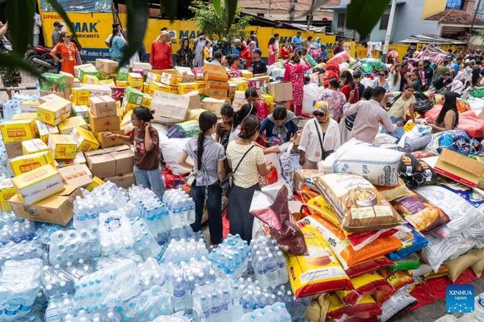 Nhu yếu phẩm được vận chuyển đến các khu vực bị ảnh hưởng bởi lũ quét ở Nepal