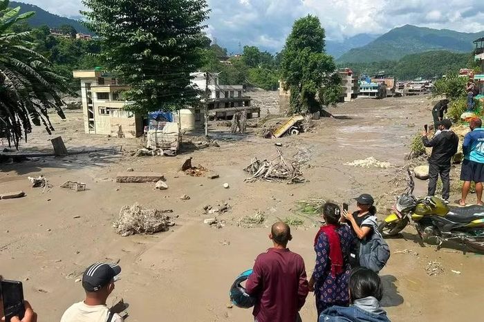 Người dân Nepal bàng hoàng sau lũ quét - Ảnh: AFP/GETTY