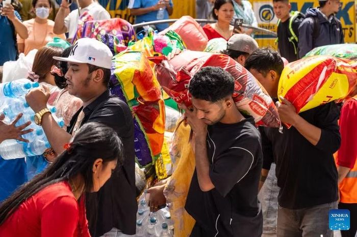 Đồ cứu trợ được phân phát cho người dân bị ảnh hưởng bởi lũ lụt ở Nuwakot, Nepal