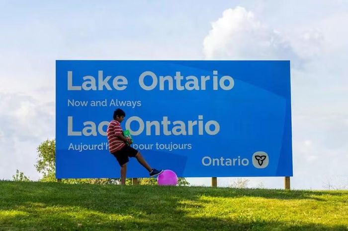 Tấm biển có dòng chữ "Hồ Ontario, Bây giờ và Mãi mãi" tại Ontario, Canada