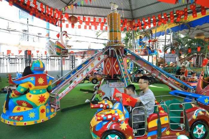 Không khí vui tươi, náo nhiệt tại khu vực vui chơi dành cho trẻ em