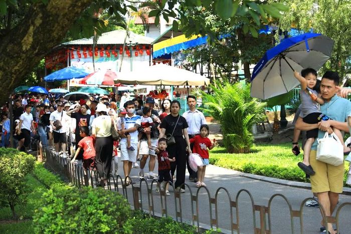 Dòng người đông đúc ngay tại khu vực cổng vào