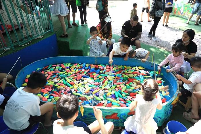 Trẻ em thích thú khi được vui chơi, trải nghiệm các hoạt động giải trí tại Vườn thú Hà Nội