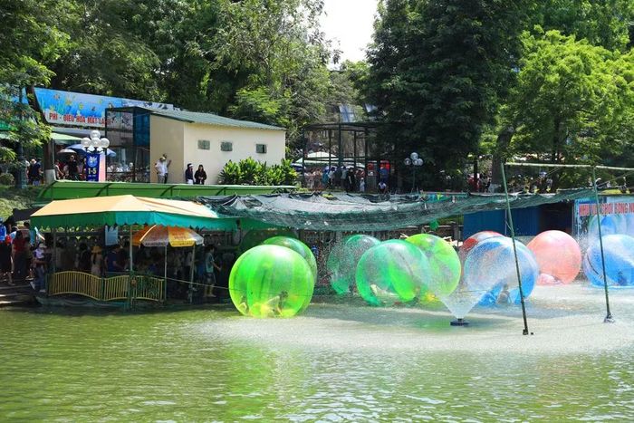 Hoạt động bóng nước thu hút đông đảo các em nhỏ, tạo không khí sôi động trong ngày nghỉ lễ
