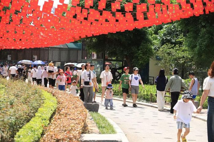 Nhiều phụ huynh lựa chọn Vườn thú Hà Nội là điểm đến để trẻ vừa vui chơi, vừa tìm hiểu về thế giới động vật