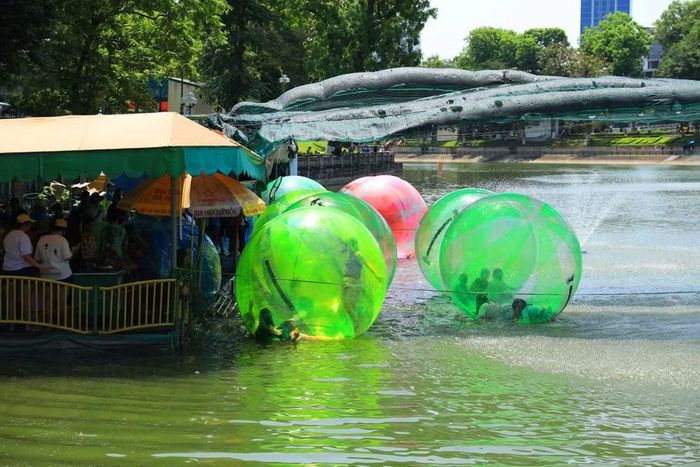 Những trò chơi dưới nước mang đến cho trẻ nhỏ những phút giây sảng khoái giữa tiết trời oi nóng