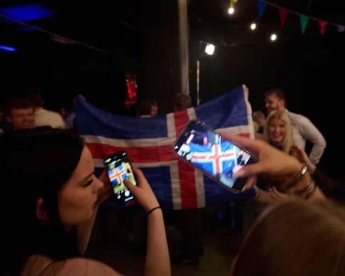 Người dân Iceland vui mừng sau khi có kết quả trưng cầu dân ý