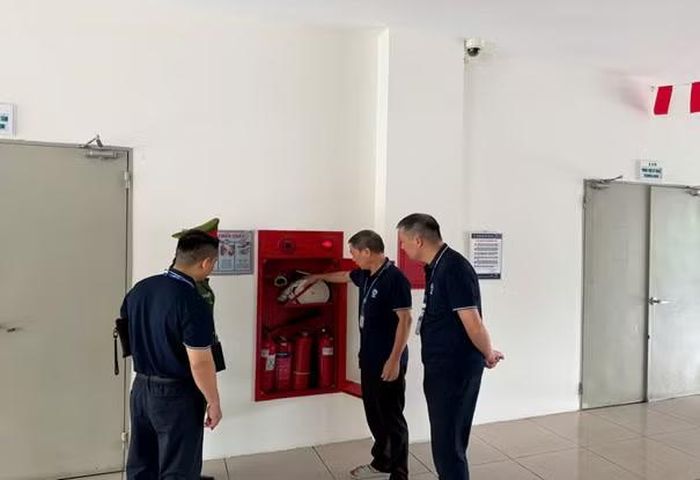 Cán bộ Đội Chữa cháy và cứu nạn, cứu hộ khu vực số 18 kiểm tra tình trạng hoạt động của hệ thống chữa cháy trong nhà