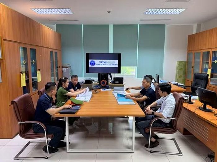 Đoàn kiểm tra làm việc tại Trung tâm kiểm soát không lưu Hà Nội