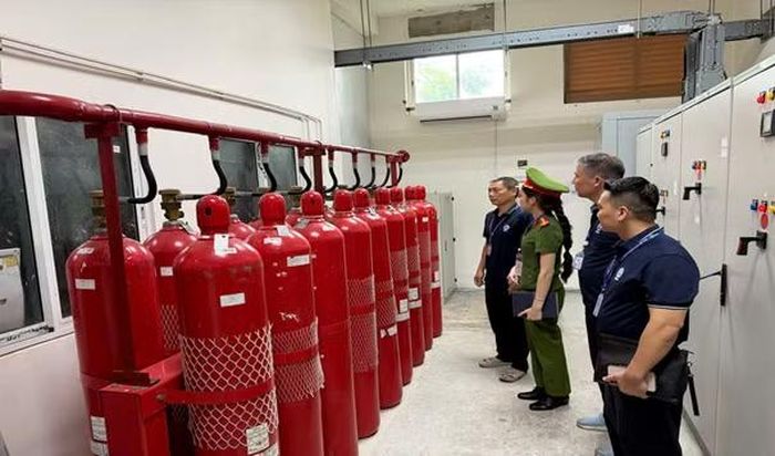 Lực lượng Cảnh sát PCCC và CNCH phối hợp với lãnh đạo Trung tâm kiểm tra hệ thống chữa cháy bằng khí trang bị tại phòng máy