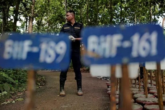 Các thẻ số nhận dạng thi thể tại khu chôn cất tập ở Chitwan ngày 30-8-2026