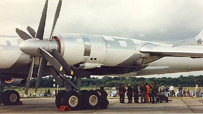 Thiết kế này sau đó còn chứng minh khả năng thích nghi. Tu-95 ban đầu được phát triển như oanh tạc cơ mang bom, nhưng các biến thể sau này chuyển sang vai trò máy bay mang tên lửa.