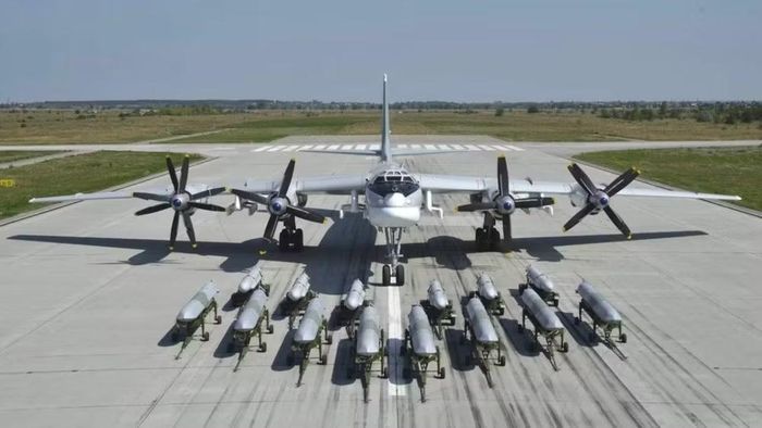Oanh tạc cơ Tu-95 được phát triển để sử dụng cả vũ khí thông thường và tên lửa.