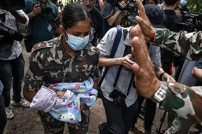 Một em bé được cứu sống sau trận lũ quét tại trại Trishuli ở Nepal