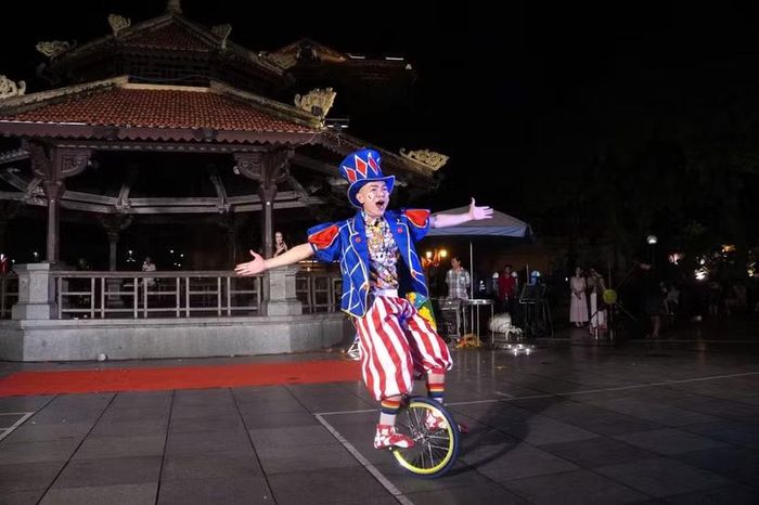 Tiết mục “Trò khéo trên xe đạp một bánh” do chú hề Anh Tú.