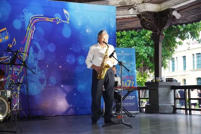 Tiết mục “Nhớ về Hậu Giang” của NSƯT Quyền Văn Minh.