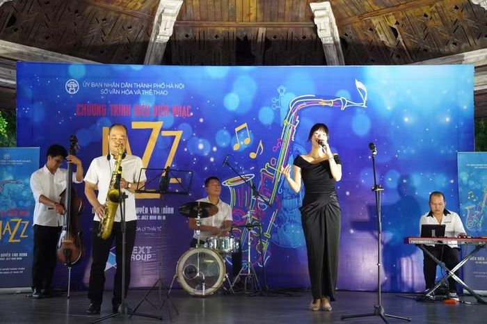 Theo chia sẻ của các nghệ sĩ tham gia chương trình, “Âm nhạc cuối tuần” tạo ra một không gian biểu diễn gần gũi, nơi nghệ sĩ có thêm cơ hội giao lưu trực tiếp với công chúng.