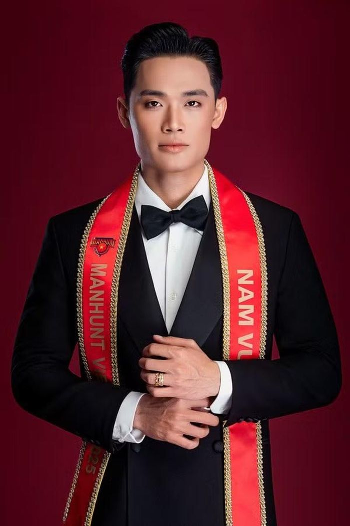 Trần Tiến Dũng giành danh hiệu "Manhunt Vietnam 2025" và giải "Người có hình thể đẹp nhất"