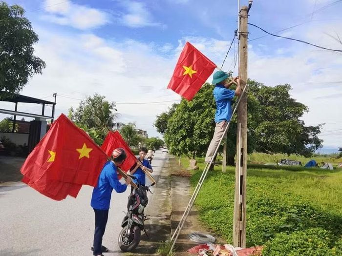 Xã Can Lộc khoác lên mình một diện mạo hoàn toàn khác. Giữa màu xanh đồng ruộng và sắc trầm của mái nhà quen thuộc, nổi bật lên một sắc đỏ rực rỡ của cờ Tổ quốc.