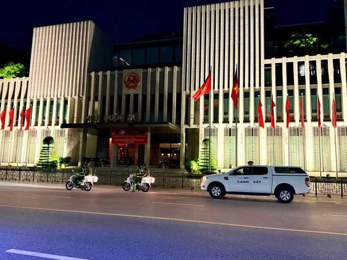 Các tổ tuần tra của Công an phường Ba Đình kiểm soát an ninh tại các trụ sở của Đảng, Nhà nước và Quốc hội
