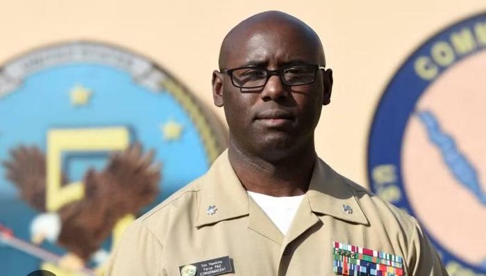 Đại tá Tim Hawkins, người phát ngôn Bộ Tư lệnh Trung tâm Mỹ (CENTCOM), cho biết lực lượng Mỹ phát hiện các quân nhân thuộc Vệ binh Cách mạng Hồi giáo Iran (IRGC) đang chuẩn bị phóng rocket mang theo thủy lôi về phía eo biển Hormuz.