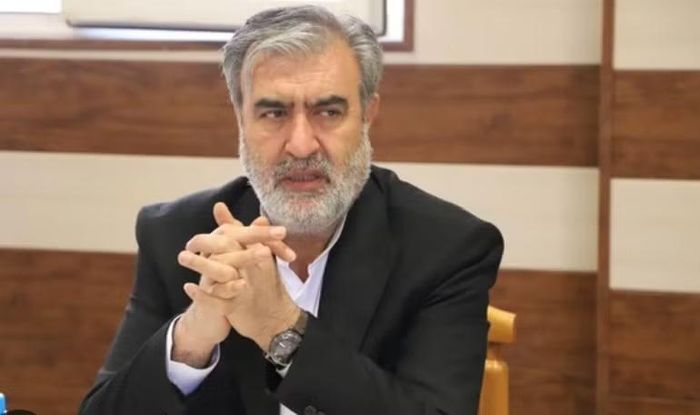 Ebrahim Azizi, Chủ tịch Ủy ban An ninh Quốc gia và Chính sách Đối ngoại thuộc Quốc hội Iran, cảnh báo Tehran sẽ có hành động đáp trả "khốc liệt". Ông cho rằng Mỹ sẽ phải trả giá nếu tiếp tục thách thức Iran.