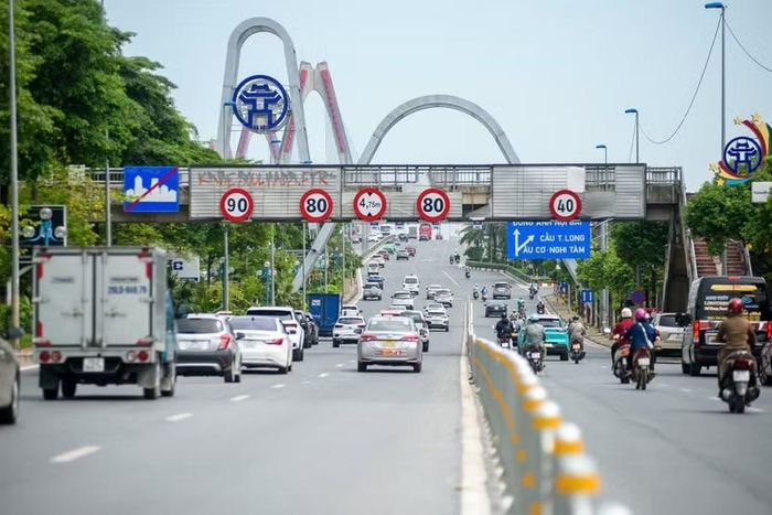 Hệ thống báo hiệu đường bộ trên tuyến (Ảnh: Phan Anh)