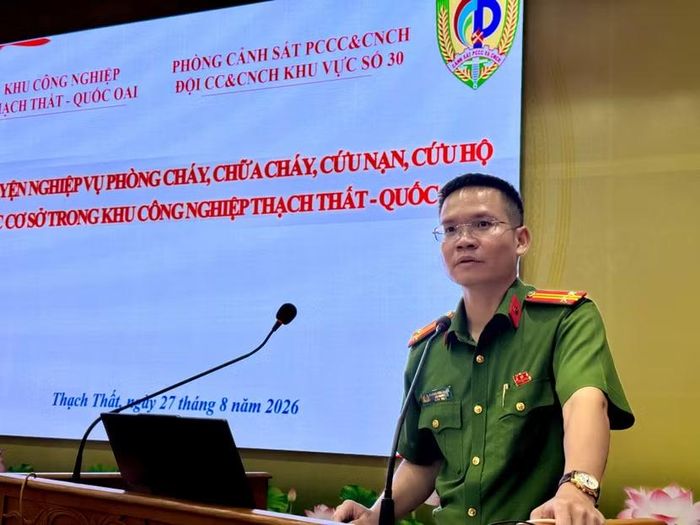 Trung tá Dương Văn Thắng - Đội trưởng Đội CC và CNCH khu vực số 30 phát biểu khai mạc lớp huấn luyện.