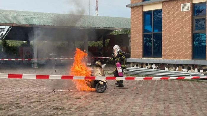 Thực nghiệm chữa cháy pin xe điện bằng bình chữa cháy gốc nước