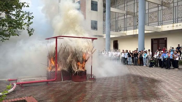 Các học viên được hướng dẫn về nguyên lý hoạt động và thực nghiệm chữa cháy bằng hệ thống chữa cháy tự động Sprinkler