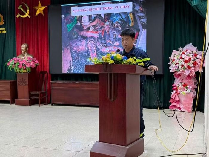 Báo cáo viên giới thiệu trách nhiệm của lực lượng dân phòng trong công tác PCCC&CNCH