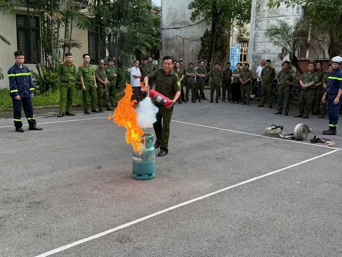 Học viên thực hành sử dụng phương tiện PCCC