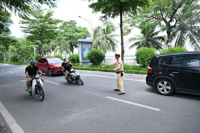 Rõ ràng Cảnh sát giao thông đã ra hiệu lệnh dừng xe kiểm tra, song, hai thanh niên này vẫn định tăng ga... "né chốt"