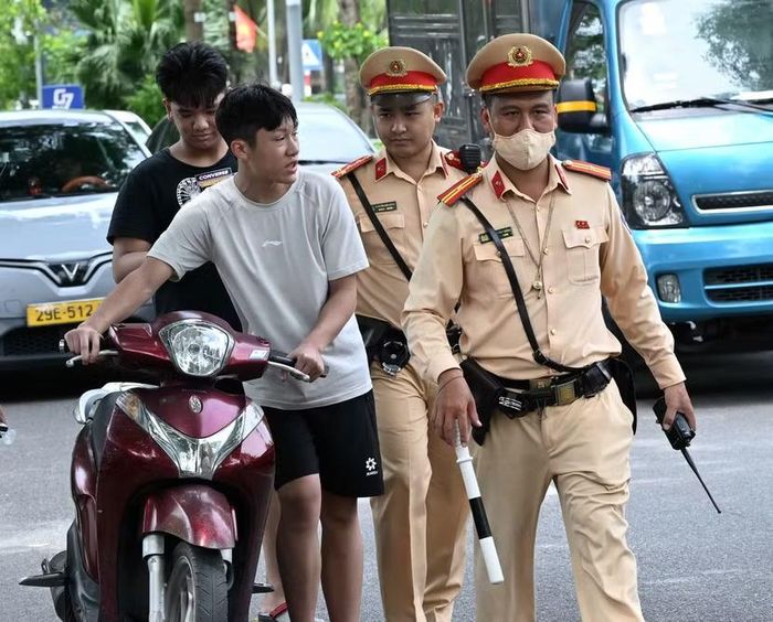 Không đội mũ bảo hiểm lại còn "né chốt"