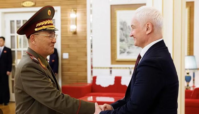 Trong một diễn biến khác, KCNA cho biết ông Kim Jong-un đã gặp các nhà khoa học, nghiên cứu sinh và quan chức thuộc những viện nghiên cứu quốc phòng trọng điểm.