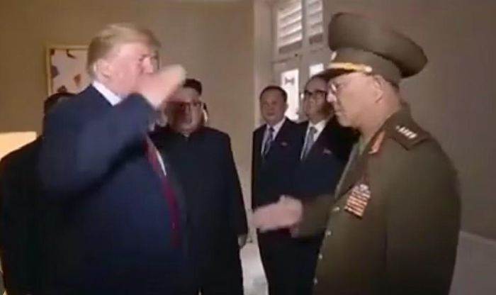 Trước đó vào tháng 2, ông Pak Jong-chon rời Bộ Chính trị và chức Bí thư Trung ương Đảng. Ông đồng thời bị rút khỏi vị trí Phó Chủ tịch Quân ủy Trung ương. Khi đó, nhiều thông tin cho rằng ông đang lùi về hậu trường do yếu tố tuổi tác.