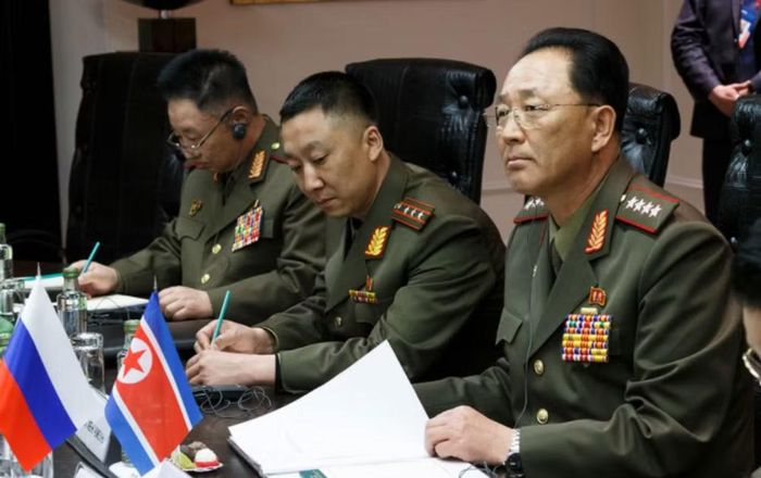 Cuối tháng 6, ông Kim Jong-un từng trực tiếp giám sát các cuộc bắn thử hệ thống pháo và tên lửa phóng loạt tầm xa mới.